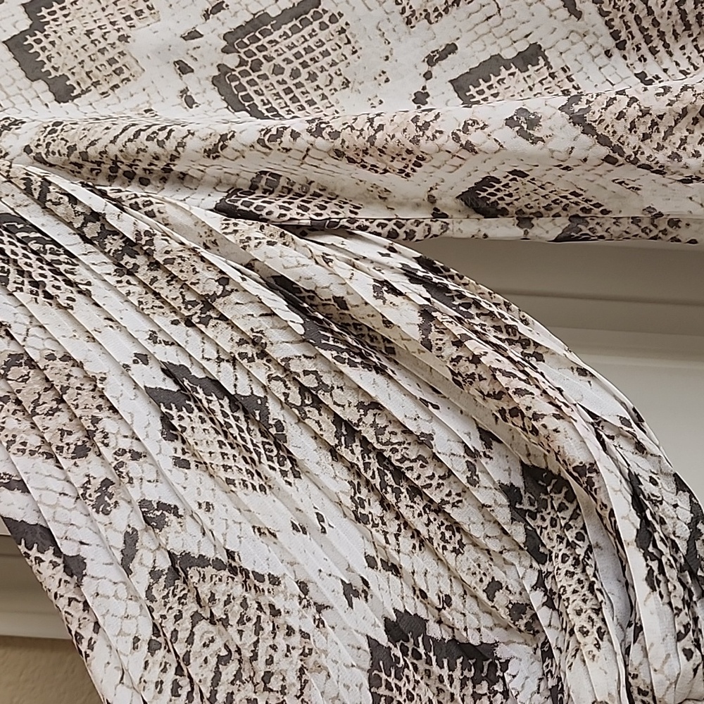 Chic Snake Print Blouse - Picture 3 of 4